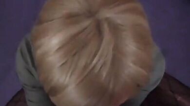 Travestito Holly succhia un grosso cazzo