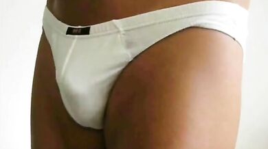 Ragazzo si masturba fino all'orgasmo