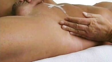 Ragazzo si masturba fino all'orgasmo