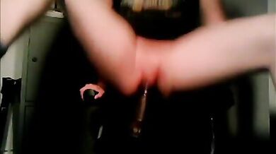 Ragazzo danese si gode un grosso dildo in culo