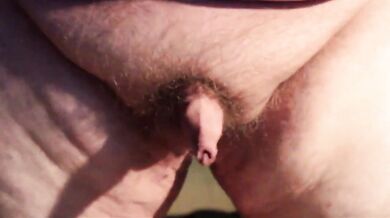 Ragazzo grasso masturba il suo minuscolo pene