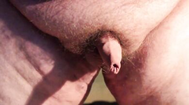 Ragazzo grasso masturba il suo minuscolo pene