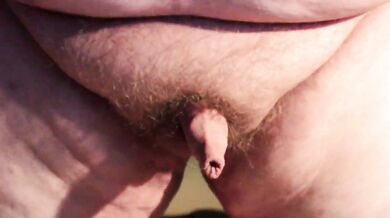 Ragazzo grasso masturba il suo minuscolo pene