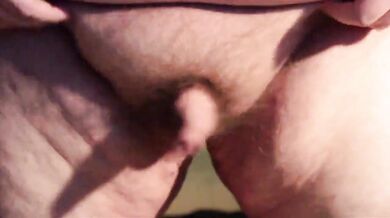 Ragazzo grasso masturba il suo minuscolo pene