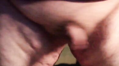 Ragazzo grasso masturba il suo minuscolo pene