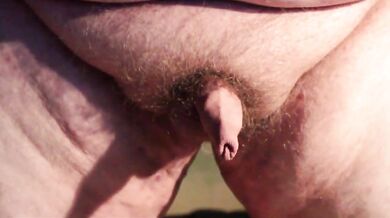 Ragazzo grasso masturba il suo minuscolo pene