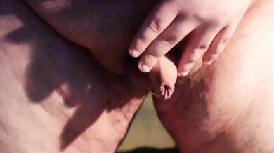 Ragazzo grasso masturba il suo minuscolo pene