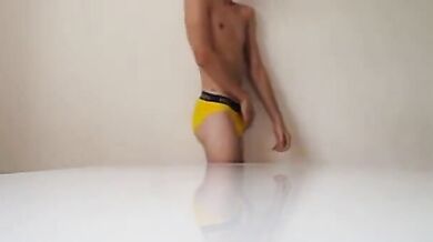 Ragazzo che si masturba