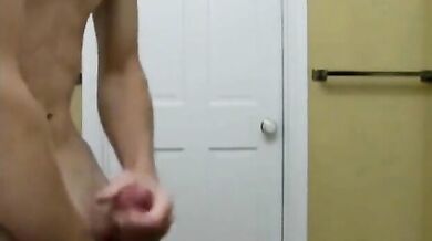 Ragazzo arrapatissimo si fa una sega