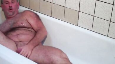 Nudo nella vasca da bagno si piscia in bocca