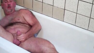 Nudo nella vasca da bagno si piscia in bocca