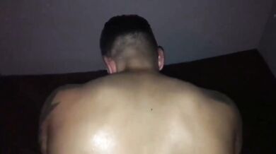 Ragazzo muscoloso scopato in culo da un grosso cazzo