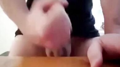 Gay masturba il suo gigantesco cazzo