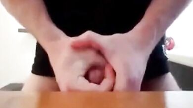 Gay masturba il suo gigantesco cazzo