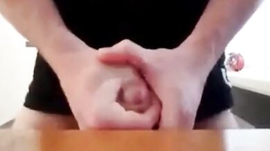 Gay masturba il suo gigantesco cazzo