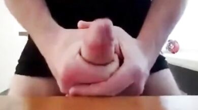 Gay masturba il suo gigantesco cazzo