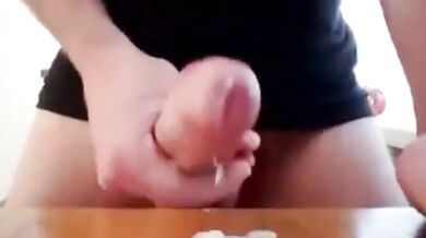 Gay masturba il suo gigantesco cazzo