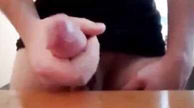 Gay masturba il suo gigantesco cazzo