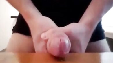 Gay masturba il suo gigantesco cazzo