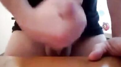 Gay masturba il suo gigantesco cazzo