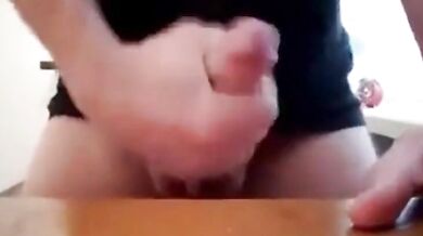 Gay masturba il suo gigantesco cazzo