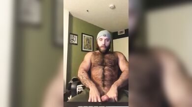 Bel giovanotto peloso si sega