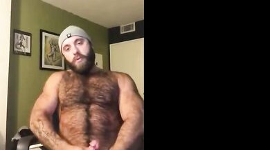 Bel giovanotto peloso si sega