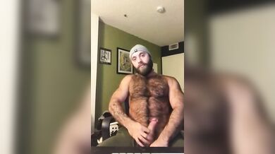 Bel giovanotto peloso si sega