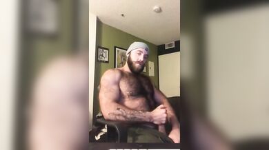 Bel giovanotto peloso si sega