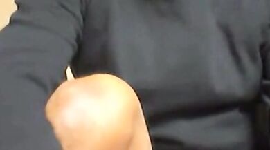 Anziano inglese si sega il grosso cazzo