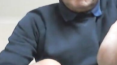 Anziano inglese si sega il grosso cazzo