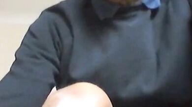 Anziano inglese si sega il grosso cazzo