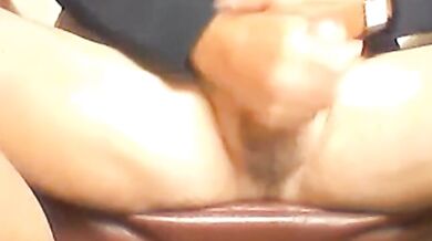 Anziano inglese si sega il grosso cazzo