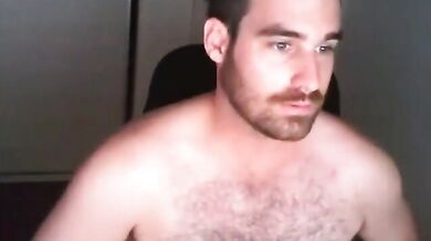 Bellissimo giovanotto bruno si sega