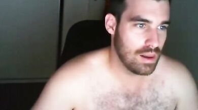 Bellissimo giovanotto bruno si sega