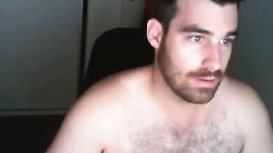 Bellissimo giovanotto bruno si sega