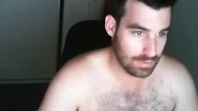 Bellissimo giovanotto bruno si sega