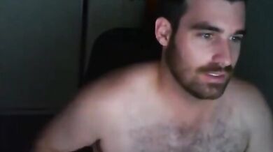 Bellissimo giovanotto bruno si sega