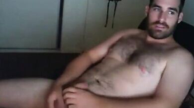 Bellissimo giovanotto bruno si sega