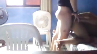 Gay amatoriale si fa inculare a pecorina sul letto