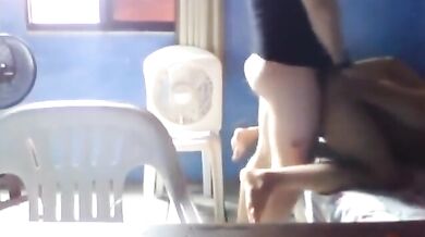 Gay amatoriale si fa inculare a pecorina sul letto