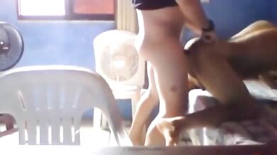 Gay amatoriale si fa inculare a pecorina sul letto