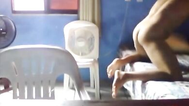 Gay amatoriale si fa inculare a pecorina sul letto