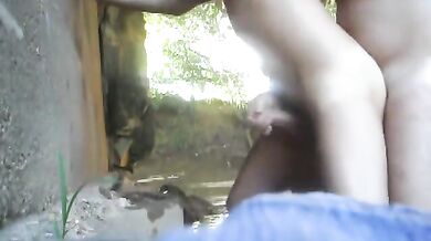 Coppia di ragazzi scopa outdoor