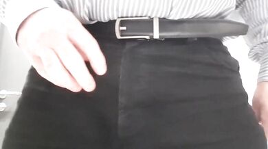 Papà si sega il suo piccolo cazzo e sborra