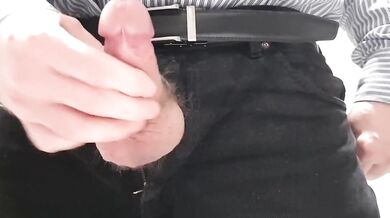 Papà si sega il suo piccolo cazzo e sborra