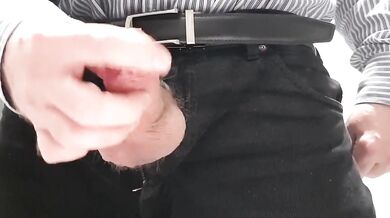 Papà si sega il suo piccolo cazzo e sborra