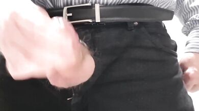 Papà si sega il suo piccolo cazzo e sborra