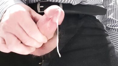 Papà si sega il suo piccolo cazzo e sborra