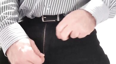 Papà si sega il suo piccolo cazzo e sborra